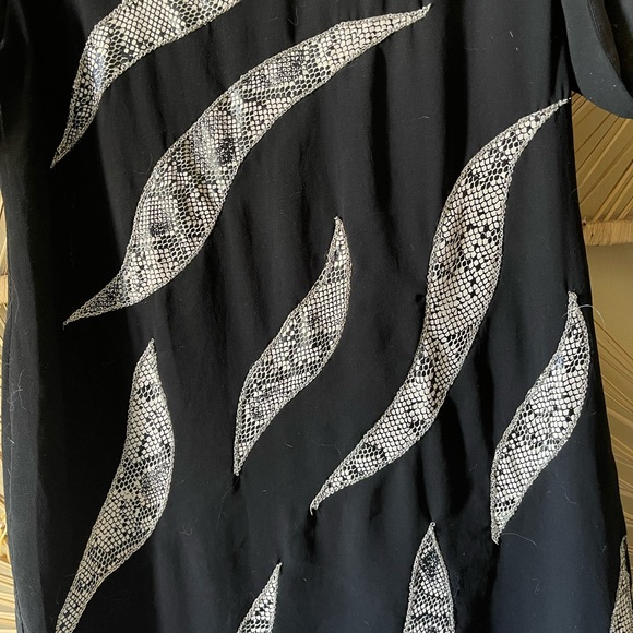 CHELSEA & VIOLET | Snake Skin Flutter Sleeve Shift Mini Dress - Picture 4 of 5